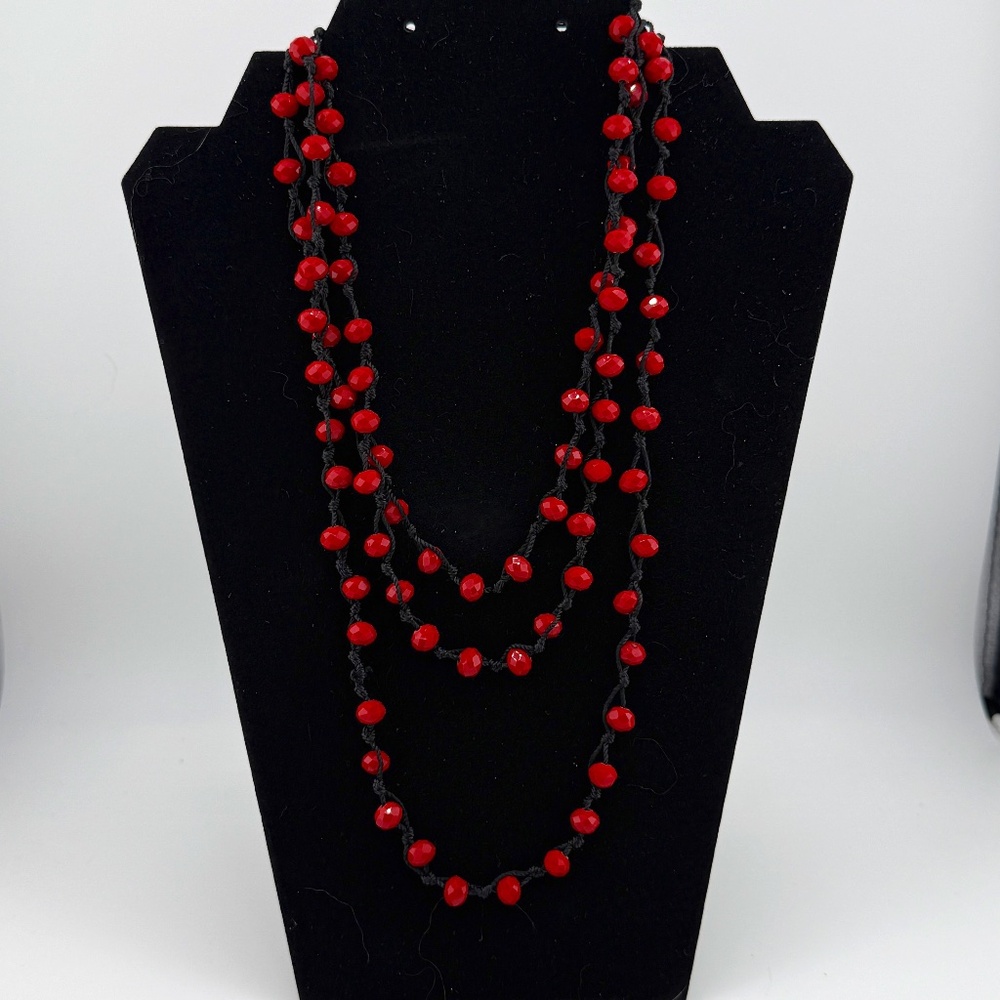 NWOT RED AND BLACK BEAD NECKLACE